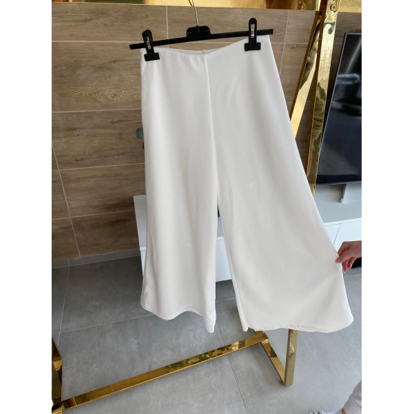 Široké kalhoty v různých barvách bíla