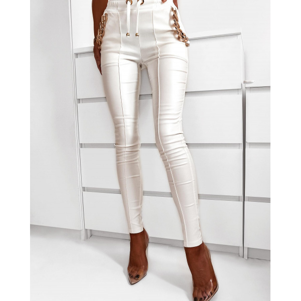Perfektní koženkové kalhoty s řetízkem - WHITE